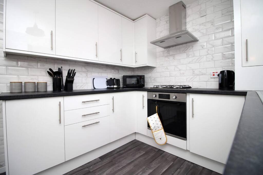 2Bedroom Home- Free Parking, Wi-Fi & Patio- Available For Long Or Short Term 브리스틀 외부 사진