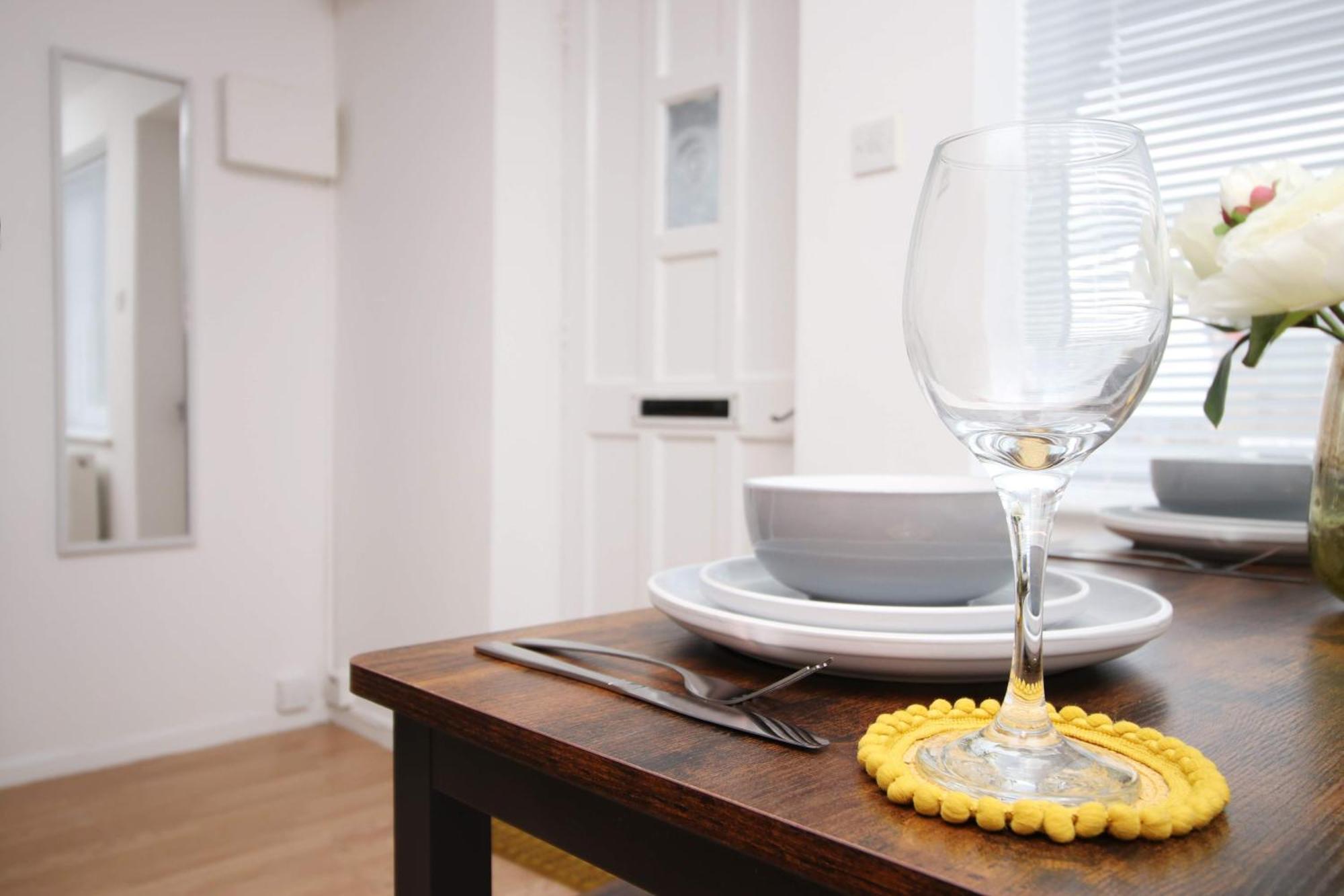 2Bedroom Home- Free Parking, Wi-Fi & Patio- Available For Long Or Short Term 브리스틀 외부 사진